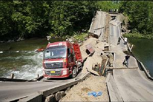 吉林省道錦江大橋垮塌現場，橋體雖然坍塌但橋面的鐵板還是一個整體。