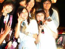 錦繡二重唱和歌迷在一起……