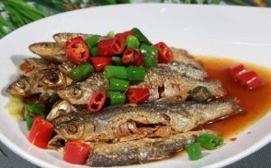 燉小青魚乾蘑 燉小青魚乾蘑