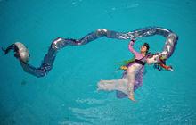 彭子軒水中舞“中國龍”