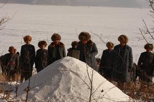 十軍戰士在鄧殿雲墳前