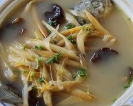 黃花菜鯽魚湯 黃花菜鯽魚湯