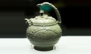 宋耀州窯青釉刻花倒灌壺 宋耀州窯青釉刻花倒灌壺