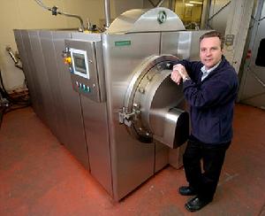 LBBC科技公司的霍華德&middot;皮卡德站在一台Resomator旁