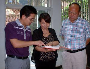 吳菊芬(中)與同事在查閱民眾信訪資料