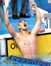 泳池中的周嘉威