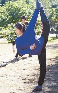 王亞彬拍攝之餘不忘練功