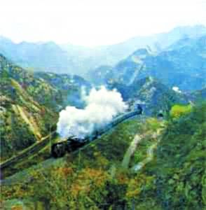 當年蒸汽機車穿行在山谷的情景