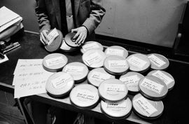 1957年11月1日，聯合國電視台工作人員正在準備向世界各地的電視台寄送節目帶。