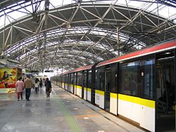 上海軌道交通3號線天津捷運1號線北起北辰區劉園，南至津南區雙林，總長度為26.188公里，途徑北辰區、紅橋區、南開區、和平區、河西區、津南區等六個行政區劃。為配合鐵路西站綜合改造工程,自2009年5月28日起至2011年6月29日底止捷運西站站關閉，需要去西站的乘客請在西北角站下車步行10--15分鐘即可到達。西站於2011年6月30日重新啟用. 天津捷運既有線始建於1970年，於1984年建成通車，既有線自西站站至新華路站，全長7.4公里，屬淺埋式捷運。全線設有8個車站，平均站距1公里，有運營客車8組24節。在長江道設臨時檢修場，二緯路設調度中心，西南角設35kv變電站，該線是天津市快速軌道交通系統規劃的捷運一號線的組成部分，目前為止，已運營近20年，遠遠不能適應日益增長的客流需要。 新建捷運一號線是天津快速軌道交通網規劃線路中最重要的一條，它的建設將不僅完善天津市的城市基礎設施，為乘客提供安全、快速、舒適的交通工具，而且在促進城市合理布局、改善交通結構、保持生態環境、創造優良的投資環境、加速經濟發展和把天津市建成我國北方重要的經濟中心，具有重要的經濟和政治意義。