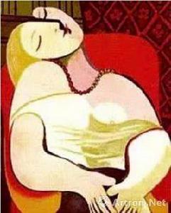 在紅色安樂椅上睡著的女人 在紅色安樂椅上睡著的女人