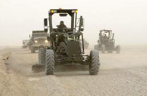 “自由伊拉克行動”中，工程兵負責物資供給通道的維護保養