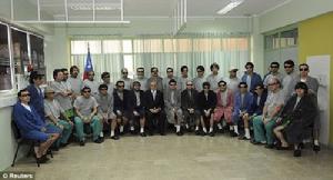 33名礦工獲救後在醫院團聚，與總統拍集體照。