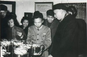 （圖）1958年10月26日，中共中央副主席、全國人大常委會委員長劉少奇視察上海電機製造學校 