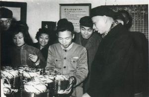(圖)1958年10月26日,中共中央副主席、全國人大常委會委員長劉少奇視察上海電機製造學校