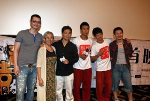 導演孔令晨（左三）、主演李濱（左二）為《玩酷青春》點映造勢