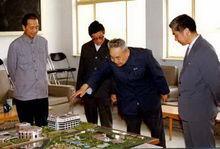 張承先（右二）聽取煙臺大學籌建情況匯報