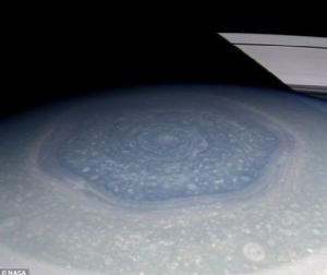 土星六邊形風暴