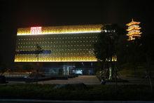 整個亮化工程由1.5萬盞LED燈組成