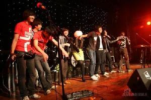 （圖）“摩登天空10年夜”五主唱組建超級陣容樂隊