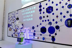 小白人餐桌智媒體機器人