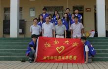 志願者和學校領導合影留念