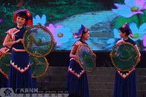 在首屆中國壯劇文化藝術節上，廣西壯劇團表演的《金花銀花》