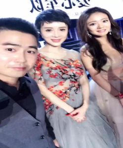 鵬飛老師與著名影星金巧巧及安以軒合影 