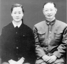 1958年平調演員武鴻鳳和京劇大師梅蘭芳合影