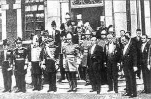 身穿大元帥禮服的溥儀（前排左五）