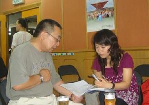 劇社藝術總監徐維新接受日本記者採訪