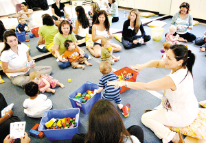 專家認為，父母要採用多種方法加強與孩子的溝通