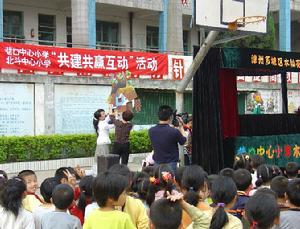 （圖）薌城區水仙花少兒藝術團在表演木偶劇