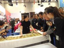 蔡武部長及俄文化部長了解、欣賞我院織繡品