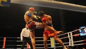 中國選手一個後蹬腿踢中泰國選手腹部