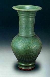 明初龍泉青釉刻纏枝蓮紋大瓶 明初龍泉青釉刻纏枝蓮紋大瓶