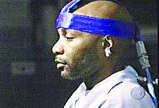 被冤枉的哈林頓在接受腦指紋檢測。