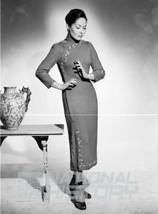 (圖)1949年4月28日,天津,一個女模特穿著中國傳統的繡花旗袍拍照