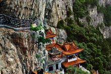 傍山而建的廟宇