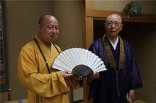 圖為持田日勇會長贈送禮物