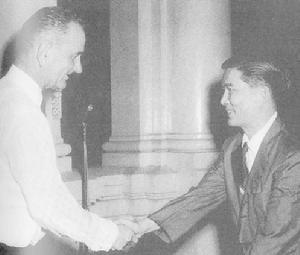 吳廷瑈（右）監督和操縱這次公民投票