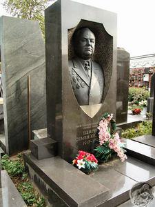 新聖女公墓的墓碑