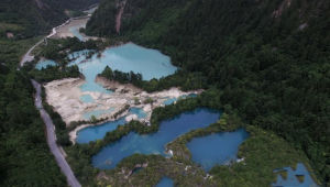 空中俯瞰震後的九寨溝景區