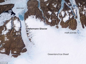 格陵蘭島西北端彼得曼冰川分離形成的冰島