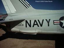 FJ-4B 機尾底部增加了一對減速板