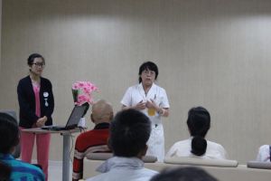 謝凱教授正在給患者講解疾病知識