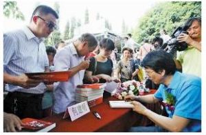 何建明為讀者簽售