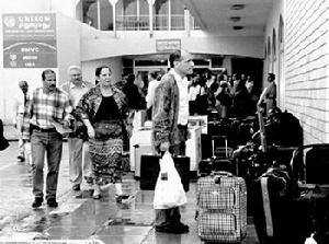 1998年11月11日，聯合國武器核查人員準備撤離巴格達的辦事處。當天，聯合國特委會下令目前仍在伊拉克的所有聯合國武器核查人員立即撤離伊拉克。