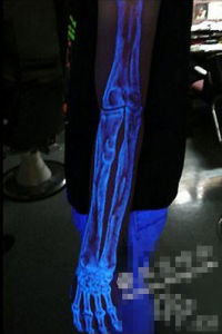 2008年7月26日，美國洛杉磯，人們展示紫外線紋身。這種紋身在普通光線下完全看不到，但是在俱樂部酒吧等地的紫外光下就可顯現出來。