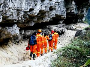 全部武裝的探洞隊員們行進在峽谷之中